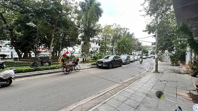 Bán nhà mặt Hồ Tây  phố Từ Hoa quận Tây Hồ 373m²  xây 5 tầng giá 325tỷ