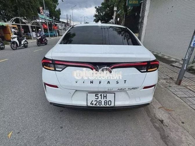 Vinfast lux a 2.0 xe đẹp giá êm cho anh em