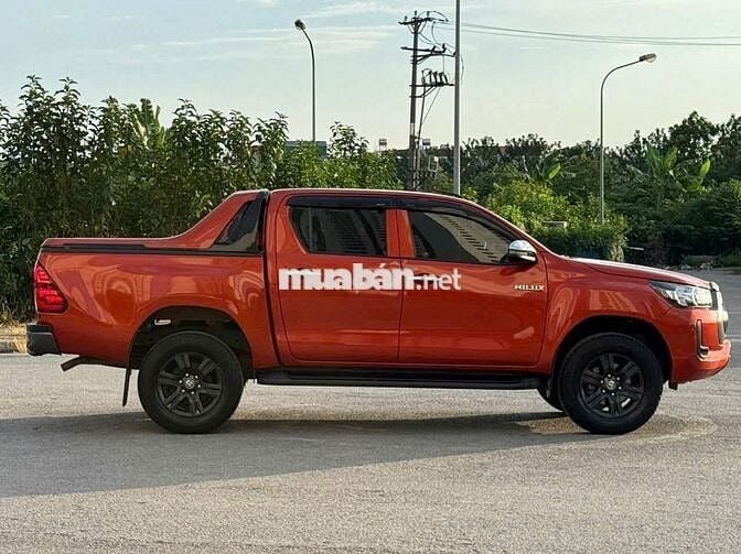 Bán xe Toyota Hilux 2021 2.4E 4x2 AT màu cam