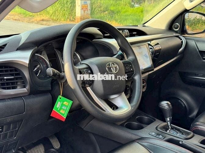 Bán xe Toyota Hilux 2021 2.4E 4x2 AT màu cam