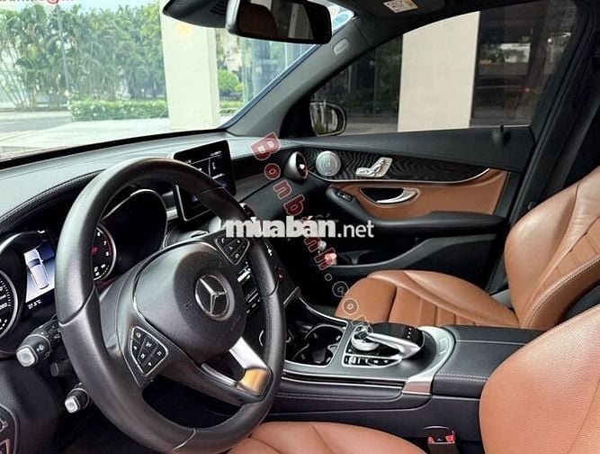 Xe Mercedes Benz GLC 300 4Matic 2018 -Màu đỏ