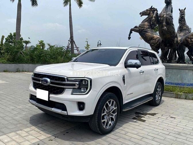 Ford Everest Titanium 4x4 sx 2023 màu trắng