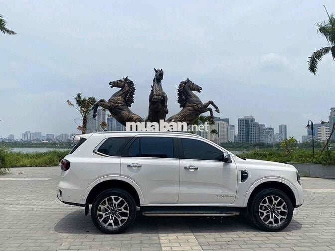 Ford Everest Titanium 4x4 sx 2023 màu trắng