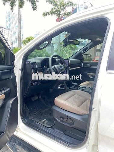 Ford Everest Titanium 4x4 sx 2023 màu trắng