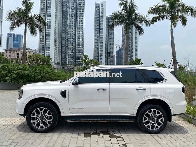Ford Everest Titanium 4x4 sx 2023 màu trắng