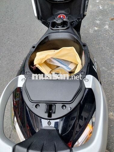Cần bán xe chính hãng vespa 50 bstp mới 99%.