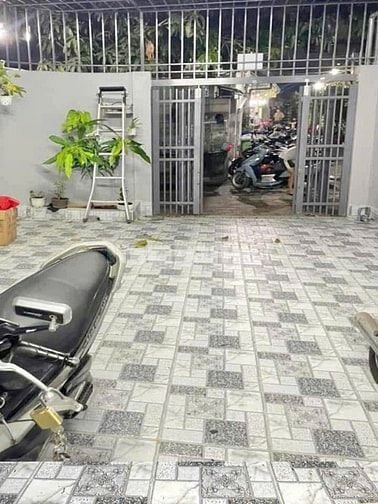 Cho thuê nhà 100m2 ( 4.8 x 21m ) sân 5m , 1 lầu , 2 PN / 2WC
