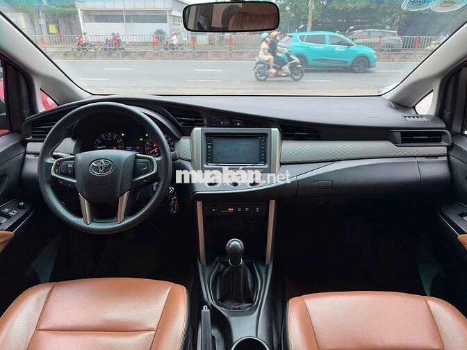 Toyota Innova 2017 2.0E số sàn, màu xám,1 chủ