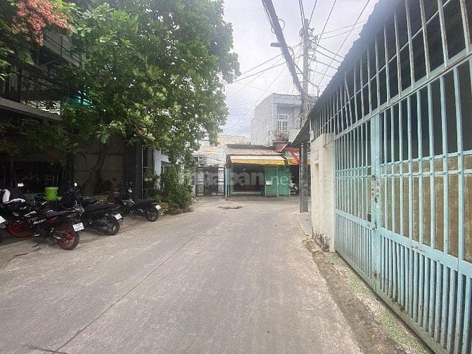 Cần bán nhà lớn , có sân rộng và sân thượng