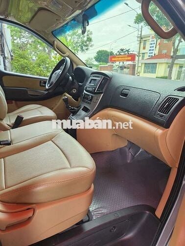 Huyndai Starex 9 chỗ 2015 máy xăng không niên hạn