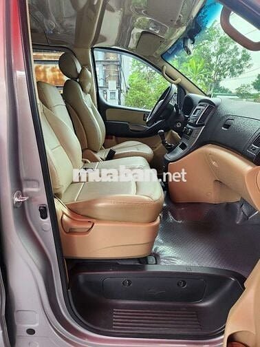 Huyndai Starex 9 chỗ 2015 máy xăng không niên hạn