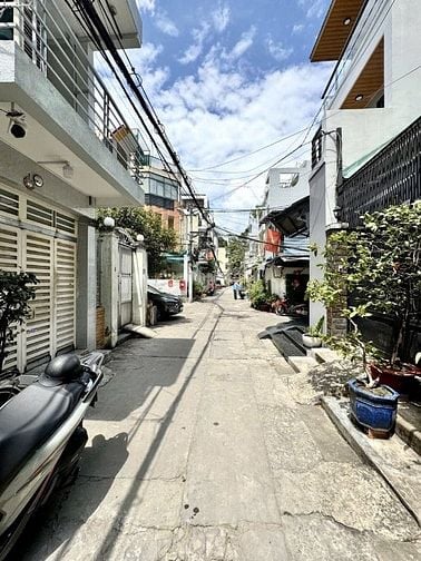 🚛 KHU PHÂN LÔ XE TẢI – NHÀ 3 TẦNG ĐẸP – GIÁ TỐT 7.5 TỶ – SÁT QUẬN 1  