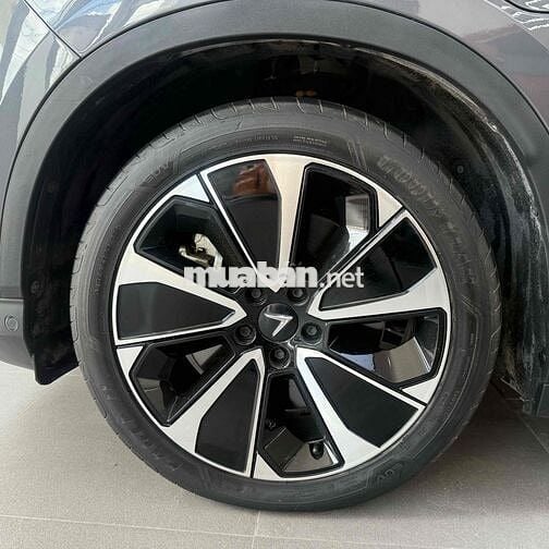 VF8 giá từ 675tr mới về full lô xe hơn 30 chiếc
