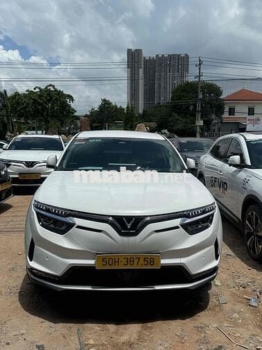 VF8 giá từ 675tr mới về full lô xe hơn 30 chiếc
