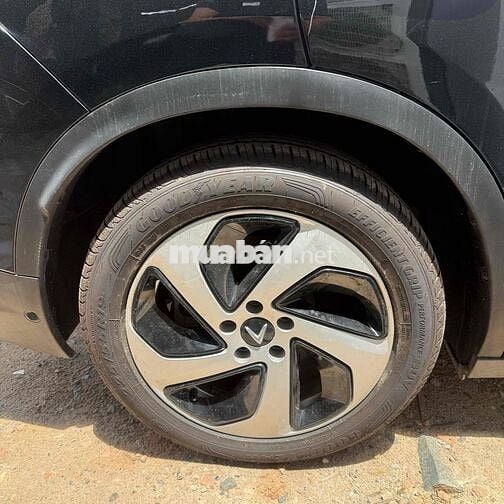 VF8 giá từ 675tr mới về full lô xe hơn 30 chiếc