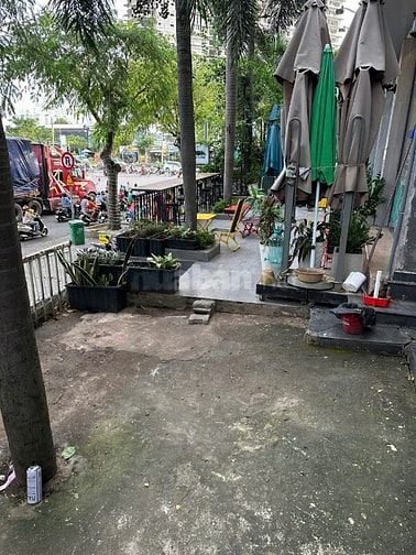 Cho thuê Shop chân đế mặt tiền Hoàng Quốc Việt vị tri đẹp .