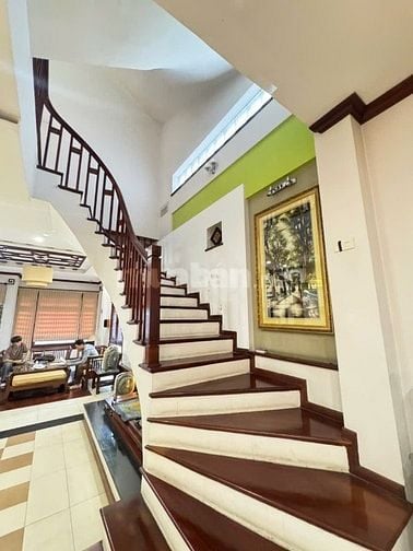 Bán nhà Nguyễn Chí Thanh, 70m2, ô tô ra vào, khu phân lô, ở luôn