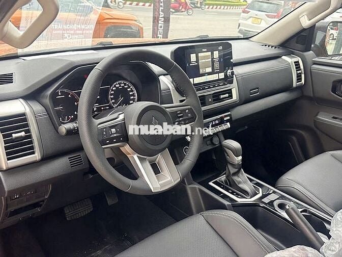 Mitsubishi Triton 2025 giảm 20 triệu TM