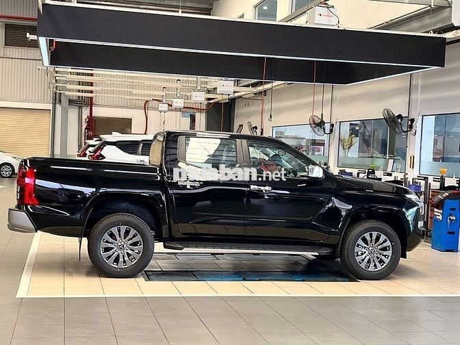 Mitsubishi Triton 2025 giảm 20 triệu TM
