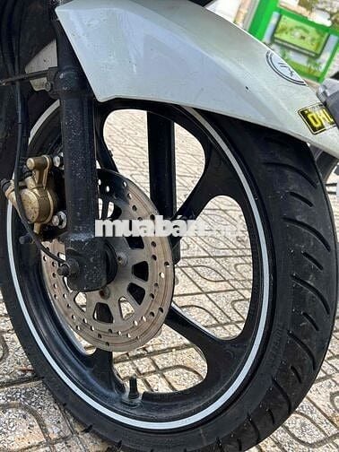 xe bán novo 4 135 cc. màu trắng đen