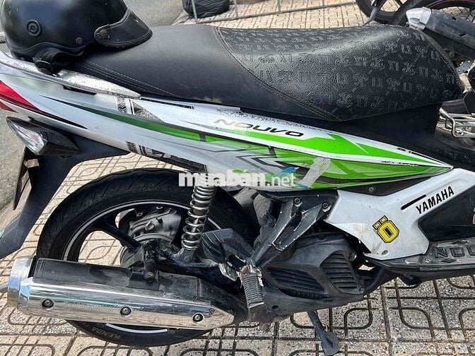 xe bán novo 4 135 cc. màu trắng đen