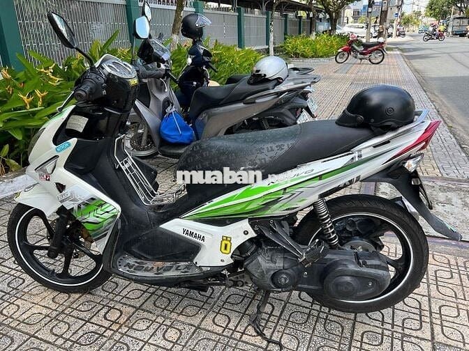 xe bán novo 4 135 cc. màu trắng đen