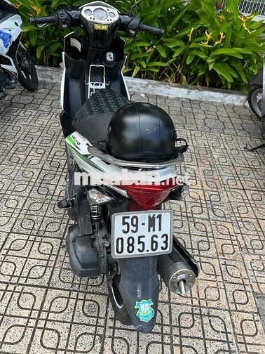 xe bán novo 4 135 cc. màu trắng đen