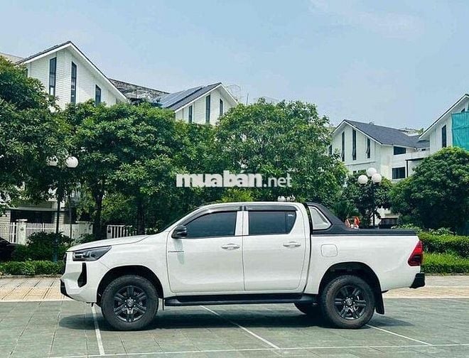Toyota Hilux 2.4 4x2 AT sản xuất 2024 nhập khẩu