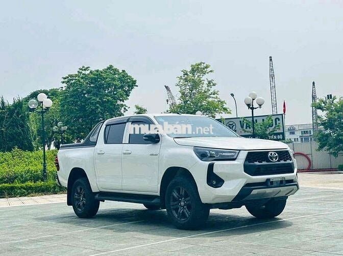 Toyota Hilux 2.4 4x2 AT sản xuất 2024 nhập khẩu
