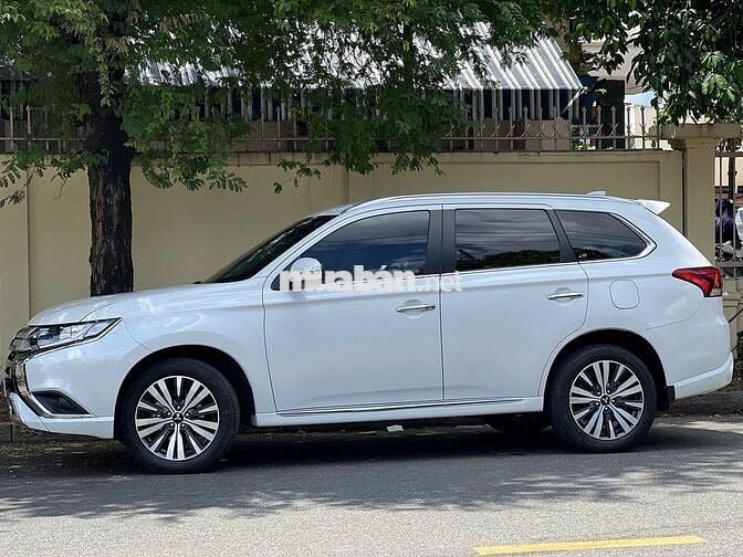 Bán Outlander 2.0 CVT sx  2024 odo 11,900 km 1 chủ