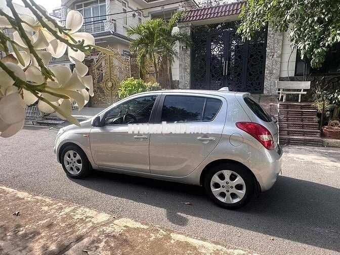 Hyundai i20 2011 1.4 AT - 102000 km