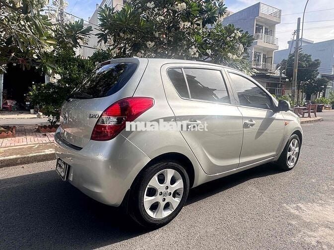 Hyundai i20 2011 1.4 AT - 102000 km