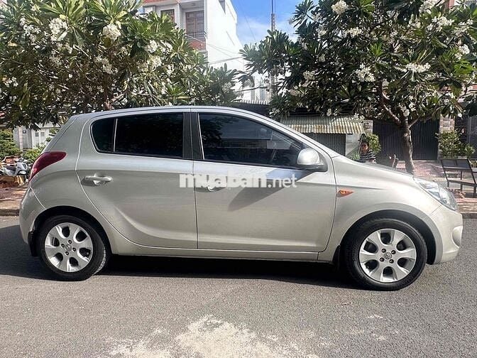 Hyundai i20 2011 1.4 AT - 102000 km