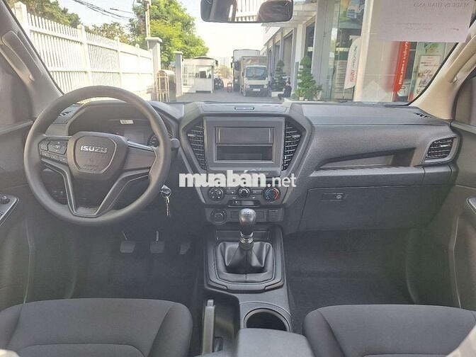 Dmax 2 cầu số sàn nhập Thái Lan, đi mọi địa hình