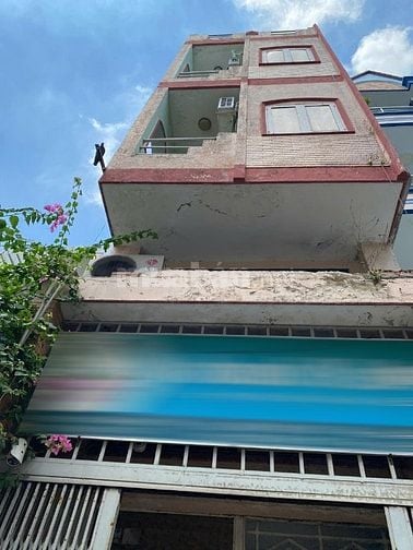 CẦN TIỀN BÁN GẤP NHÀ HẺM LỚN GẦN ĐƯỜNG CHÍNH