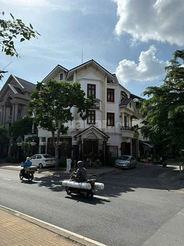 Siêu phẩm!! Biệt thự cao cấp 2 mặt tiền đúc 4 tấm ngang 16m 