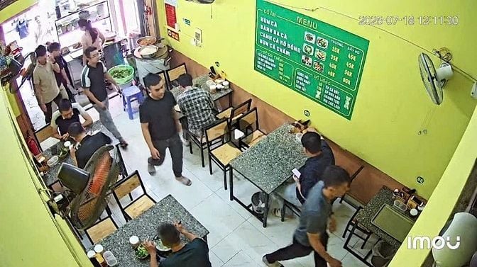 Sang nhượng quán bún cá tại đường Vương Thừa Vũ, Hà Nội 