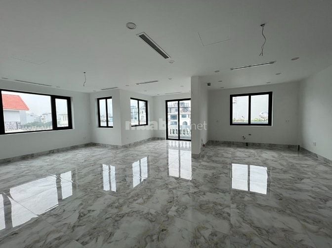 Cho thuê biệt thự Nguyễn Xiển:180m2, 6 tầng, thông sàn,thang máy 50tr