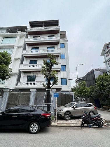 Cho thuê biệt thự Nguyễn Xiển:180m2, 6 tầng, thông sàn,thang máy 50tr