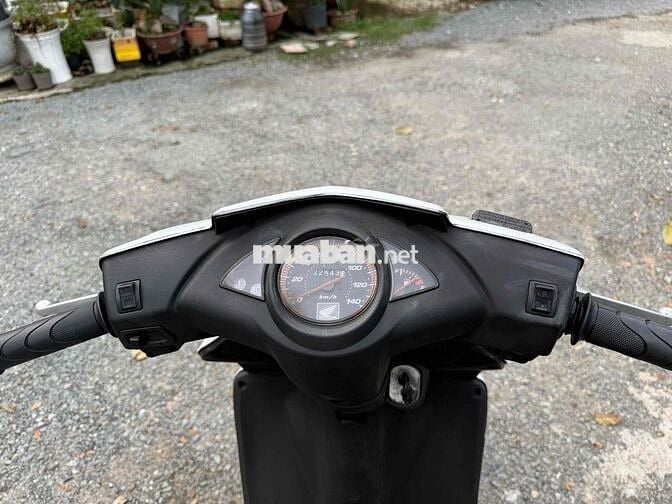 honda click. máy dữ êm ru. áo khá. chân zin.