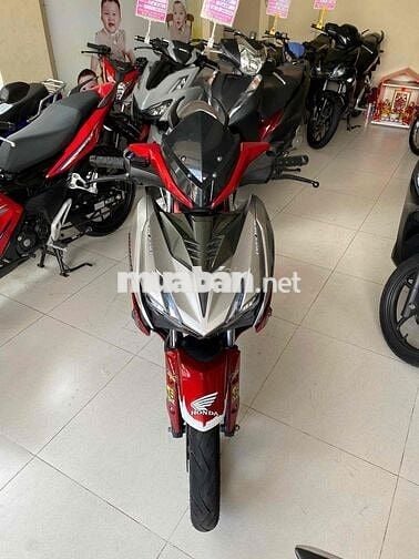 winer x . thắng abs . máy zin im . áo đẹp ko trầy