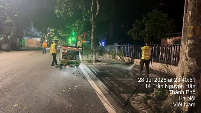 Nhân viên duy trì  vệ  sinh đường phố