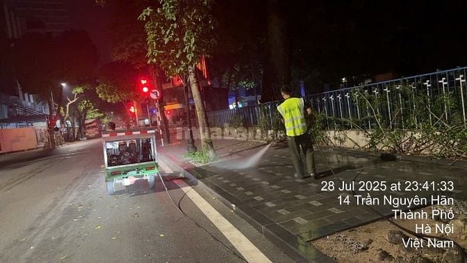 Nhân viên duy trì  vệ  sinh đường phố