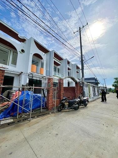 NHÀ MỚI XÂY GẦN KCN CẦU TRÀM - CÓ SÂN TRƯỚC SÂN SAU - 3 TỶ HƠN TÍ!!