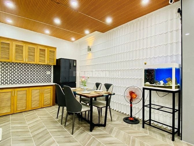 Nhà 4,7 x 9 đúc 1 trệt 1 lững 2 lầu sân thượng hẻm xe hơi thống nhấP16