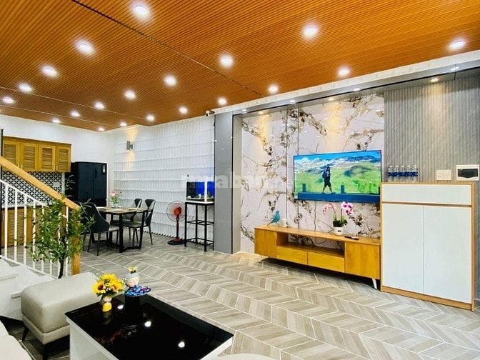 Nhà 4,7 x 9 đúc 1 trệt 1 lững 2 lầu sân thượng hẻm xe hơi thống nhấP16