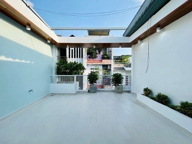 Nhà 4,7 x 9 đúc 1 trệt 1 lững 2 lầu sân thượng hẻm xe hơi thống nhấP16