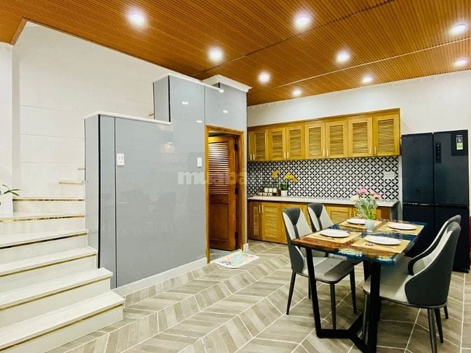 Nhà 4,7 x 9 đúc 1 trệt 1 lững 2 lầu sân thượng hẻm xe hơi thống nhấP16