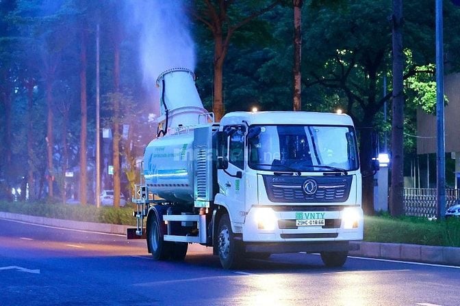nhân viên lái xe vệ sinh môi trường