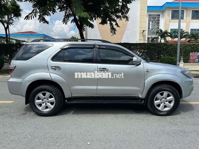 Toyota Fortuner 2010 2.7V 4x4 AT -